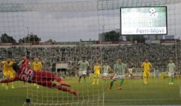 2-0. Rubén Castro anotó de penalti el segundo gol.