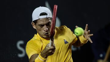 AME7597. RÍO DE JANEIRO (BRASIL), 24/02/2023.- El tenista argentino Sebastián Baez devuelve una bola contra el chileno Nicolás Jarry hoy, durante un partido del Abierto de Río de Janeiro (Brasil). El ATP 500 de Río de Janeiro se disputa hasta el domingo en las canchas de tierra batida del Jockey Club Brasileño y reparte premios por 2,2 millones de dólares. EFE/ Antonio Lacerda