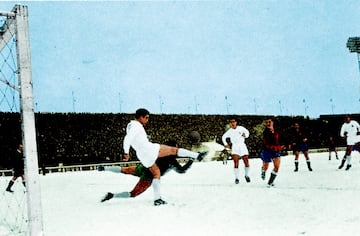 José Becerril, en la imagen despejando el balón en el 'partido de la nieve', como se denominó al encuentro de vuelta entre el Partizan y el Madrid, jugó de lateral derecho en el equipo blanco (desde 1953 a 1958), cuando toda su carrera anterior lo había hecho como medio ala. Se rompió el dedo en ese encuentro de Belgrado, pero siguió jugando defendiendo la meta de Alonso (también había jugado el partido de ida en el Bernabéu): esa lesión frenaría su buenísima progresión...