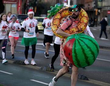 Corredores disfrazados en la 55 edición Total Energies San Silvestre de Gijón.