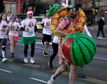 Corredores disfrazados en la 55 edición Total Energies San Silvestre de Gijón.