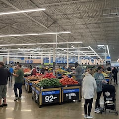 Una cubana en USA entra en Walmart por primera vez y su reacción es viral al llegar al pasillo del pan: no puede parar de llorar