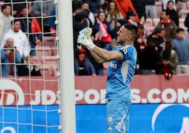 Míchel no sabe imitar a Van Gaal; Salas y Odysseas salvan al Sevilla