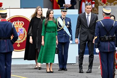 Letizia Ortiz, reina consorte de España, Leonor de Borbón, princesa de Asturias, Sofía de Borbón, infanta de España, y Pedro Sánchez, actual presidente del Gobierno de España desde 2018.