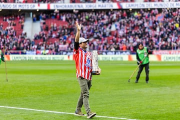 La alegría de Jorge Martín durante su homenaje en el Metropolitano