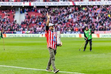 La alegría de Jorge Martín durante su homenaje en el Metropolitano