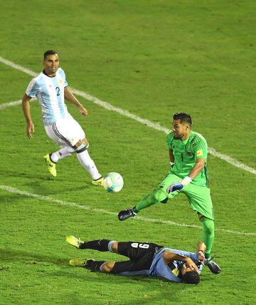 El portero argentino Sergio Romero y Luis Suárez.
