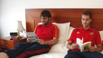 <b>COMO UNO MÁS. </b>El redactor de AS pasó un día junto a Pulido en la concentración de España en el Mundial y pudo comprobar lo largo que se hace. Leer es un estímulo.