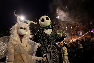 Personas participan en el desfile anual de Halloween de Greenwich Village en Manhattan, Nueva York.