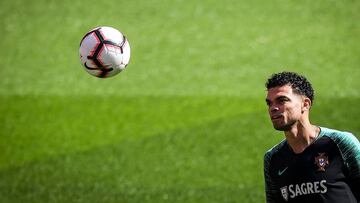 Portugal&#039;s defender Pepe controls a ball during a training session at the Luz stadium on September 9, 2018 on the eve of the UEFA Nations League A group 3 football match between Portugal and Italy. (Photo by PATRICIA DE MELO MOREIRA / AFP)