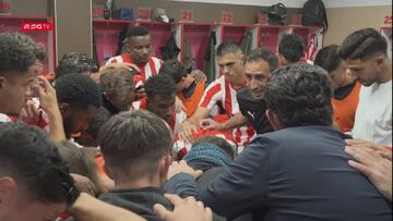 24-08-2023. CARLOS IZQUIERDOZ, DURANTE LA ARENGA A SUS COMPAÑEROS EN EL VESTUARIO DE EL MOLINÓN ANTES DE DISPUTAR EL SPORTING-MIRANDÉS.