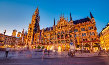 La Marienplatz es la plaza central de Múnich donde se encuentra el Ayuntamiento de la ciudad. En su interior se celebran las campanadas de Navidad.