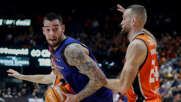 VALENCIA, 09/02/2025.- Willy Hernangomez (i), del FC Barcelona, y Matt Costello, del Valencia Basket, durante el partido de baloncesto correspondiente a la jornada 20 de la Liga Endesa disputado este domingo en el pabellón de la Fuente de San Luis. EFE/Miguel Ángel Polo