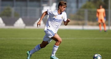 Al igual que Alejandro Garnacho, Nicolás Paz (Santa Cruz de Tenerife, 2004) también nació y creció en España, aunque en su caso se formó en la cantera del Tenerife y en la del Real Madrid, donde forma parte del Juvenil B, aunque esta temporada ha tenido también minutos con el A e incluso con el Castilla (debutó ante el Andorra). Hijo de Pablo Paz, central argentino medallista en Atlanta 1996, también fue convocado por Scaloni el pasado mes de marzo. Y el futbolista blanco acudió a su llamada. 
Eso sí, el técnico argentino ya explicó que su intención no era “bloquear” a Garnacho, Paz ni al resto de juveniles convocados. Los últimos cambios en la normativa FIFA les permitirían todavía elegir jugar con España —los requisitos son tener menos de 21 años en el momento de haber representado a otro país, no jugar más de tres partidos oficiales con esa selección, que hayan pasado tres años desde ese encuentro y no haber participado en Mundiales o torneos continentales.
