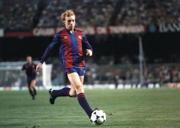 Archibald conduce el balón en un partido del Barcelona