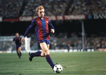 El escocés era uno de los jugadores de moda en Inglaterra, siendo el goleador de un Tottenham para recordar en el que compartió vestuario con Clemence, Ardiles o Glenn Hoddle. Fichó por el Barcelona por expreso deseo del técnico Terry Venables, que rechazó la contratación de Hugo Sánchez, entonces en el Atlético de Madrid, que el Barcelona ya tenía pactada con el jugador y el club colchonero. Maradona acababa de irse al Nápoles y Venables, poco amigo del fútbol que no fuera el de las Islas, prefirió apostar por Archibald, que en su primera temporada dio un fabuloso rendimiento que luego se fue apagando por las lesiones. Archi, como era conocido, se enamoró de Barcelona, ciudad en la que sigue residiendo. Dejó muy buen recuerdo entre los fans.