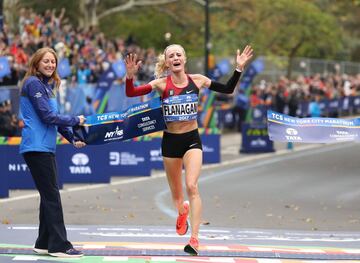 Shalane Flanagan celebra la victoria en la carrera de las corredoras Profesionales.