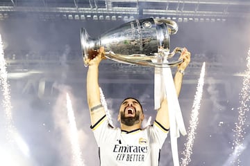 El canterano madridista, que se march¨® a Alemania donde fue elegido mejor lateral de la Bundesliga mientras jug¨® en el Bayer Leverkusen (2012-13), es una de las piezas clave en el esquema blanco. Hasta el momento cuenta en su palmar¨¦s con 27 t¨ªtulos: seis Champions, cuatro Ligas, dos Copas de Espa?a, cinco Mundiales de Clubes, una Copa Intercontinental, cinco Supercopas de Europa y otras cuatro de Espa?a.
