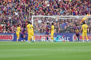 Ferran Torres marca de cabeza el 1-0 al Espanyol. 
