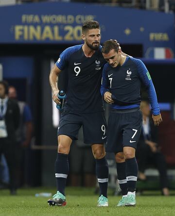 La polémica llegó en el minuto 35 un córner de Francia termina golepando el brazo de Perisic. El árbitro Néstor Pitana, tras consultar con el VAR pitó penalti y Griezmann desde los 11 metros no falló ante Subasic