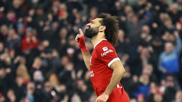 Mohamed Salah, jugador del Liverpool, celebra uno de sus goles anotados ante el Newcastle.