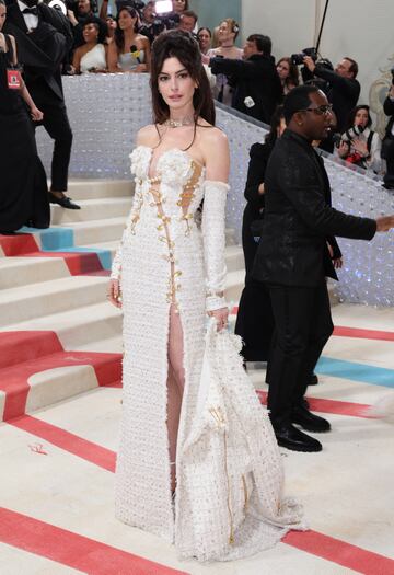 Anne Hathaway con un diseño de Versace.