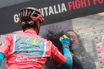 Vicenzo Nibali firma en la última etapa del Giro 2016.