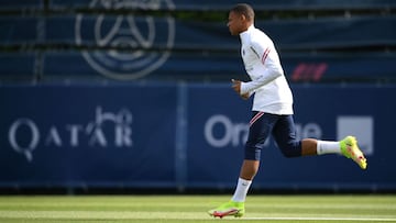 Paris Saint-Germain&#039;s French forward Kylian Mbappe takes part in a training session at the Camp des Loges Paris Saint-Germain football club&#039;s training ground in Saint-Germain-en-Laye on August 28, 2021. (Photo by FRANCK FIFE / AFP)