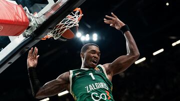 Lonnie Walker IV, escolta del Zalgiris Kaunas, tras realizar un mate en la Euroliga.