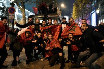 Miles de aficionados celebran el pase a cuartos por las calles de París. 