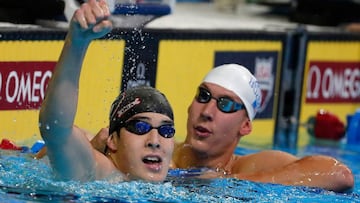 Chase Kalisz celebra con Jay Litherland su victoria en los 400 metros estilos durante los Trials de Nataci&oacute;n de Estados Unidos.