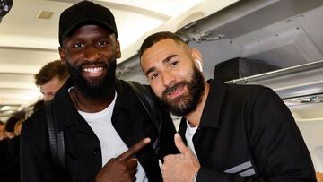 Rüdiger y Benzema, en el avión que llegó al Real Madrid a Glasgow en septiembre de 2022.