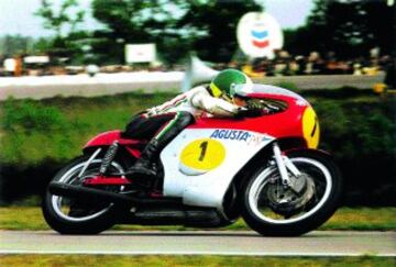 El italiano Giacomo Agostini sumaba en 1975 su 15? Mundial de motos, convirti¨¦ndose as¨ª en el piloto con m¨¢s t¨ªtulos mundiales. Desde 1966, a?o en que conquist¨® su primer t¨ªtulo con la marca MV Augusta, hasta 1975, no par¨® de sumar Mundiales a?os tras a?o, llegando a proclamarse campe¨®n de las dos cilindradas (350 y 500cc) en 1968, 69, 70, 71 y 72.