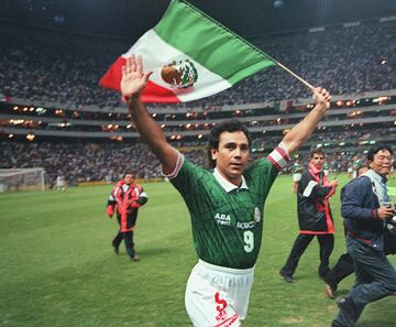 El delantero participó en tres Mundiales (1978, 1986 y 1994) con la camiseta mexicana. Jugó un total de 58 partidos con el equipo nacional marcando 29 goles siendo el octavo máximo goleador de la historia.