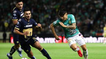 MEX358. LEÓN (MÉXICO), 31/10/2023.- Eduardo Salvio (i) de Pumas disputa un balón con Iván Moreno (d) de León, durante un juego correspondiente a la jornada 15 del torneo mexicano de fútbol, celebrado hoy en el estadio León, estado de Guanajuato (México). EFE/ Luis Ramírez