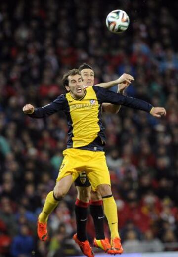 Godín pelea un balón con Aduriz.