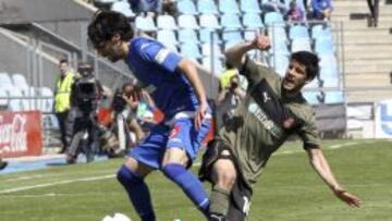 Lafita controla la pelota ante la oposición del defensa del Espanyol Javi López.