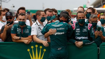 Vettel celebra con su equipo el podio en Hungr&iacute;a, antes de ser descalificado.