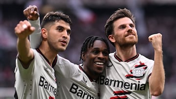 Bayer Leverkusen's Dutch defender #30 Jeremie Frimpong (C), Bayer Leverkusen's German midfielder #07 Jonas Hofmann (R) and Bayer Leverkusen's Argentine midfielder #25 Exequiel Palacios celebrate scoring a goal during the German first division Bundesliga football match between Eintracht Frankfurt and Bayer 04 Leverkusen in Frankfurt am Main, western Germany on May 5, 2024. (Photo by Kirill KUDRYAVTSEV / AFP) / DFL REGULATIONS PROHIBIT ANY USE OF PHOTOGRAPHS AS IMAGE SEQUENCES AND/OR QUASI-VIDEO