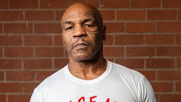 Mike Tyson muestra su línea de ropa.