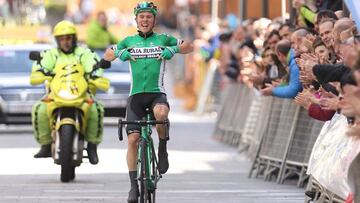 Antonio G&oacute;mez se se&ntilde;ala el patrocinio de Caja Rural para celebrar su victoria en la Santikutz Klasika con meta en Legazpi.