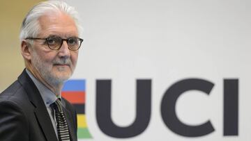 El ex presidente de la Uni&oacute;n Ciclista Internacional, Brian Cookson,  atiende a los medios durante una rueda de prensa.