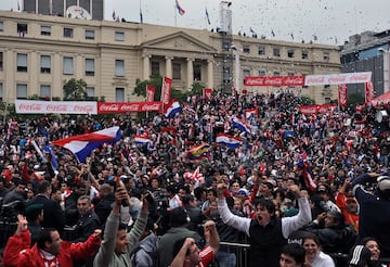 El pase a cuartos de Paraguay hizo que todo Asunción se echase a la calle a festejar el triunfo de la selección paraguaya. La Plaza de la Democracia era el punto de reunión de los aficionados guaraníes, donde se seguían los partidos de Paraguay a través de pantallas gigantes. La alegría desbordaba todo el territorio paraguayo. Incluso la modelo Larissa Riquelme anunciaba que se desnudaría si Paraguay eliminaba a España… 