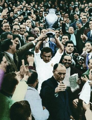 Miguel Muñoz capitán del Real Madrid, baja del palco de autoridades levantando la Copa de Europa trás conqusitar la Segunda Copa de Europa, el Real Madrid derrotó a la Fiorentina por 2-0