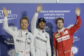 Lewis Hamilton (1), Nico Rosberg (2) y Sebastian Vettel (3) saludan tras la clasificación del GP de Bahrein.