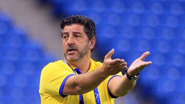 (FILES) In this file photo taken on August 06, 2019 Nassr FC's Portuguese coach Rui Vitoria gestures during the AFC Champions league play-off football match between Saudi's Al-Nassr and UAE's al-Wahda at the King Fahd International Stadium in Riyadh. - The Egyptian Football Association on July 12, 2022 announced that it had signed on the Portuguese manager Rui Vitoria for a four-year contract to take over as national coach. (Photo by AFP)