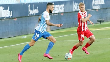 Tete Morente conduce el balón ante Samu Sáiz.