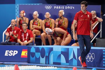 El entrenador del equipo español de waterpolo Miki Oca durante el partido de waterpolo femenino.
