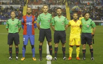 El árbitro Mario Melero López acompañado por sus asistentes Manuel Ángel Torre Cimiano y José Luis Martínez Serrato, el cuarto árbitro Miguel Ángel Ayza Gámez y los capitanes Juanfran y Lora.