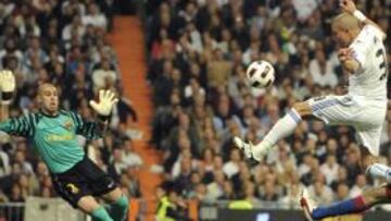 <b>ESTUVO EN TODAS PARTES. </b>Pepe desplegó todo su potencial físico en el centro del campo. En esta jugada también estuvo a punto de marcar. Fue en el minuto 66. Primero se adelantó a Keita. Luego, ya sin ángulo, cabeceó el rechace, pero el balón pegó en el palo. Fue un incordio para los jugones blaugranas, especialmente para Messi, al que terminó haciendo casi un marcaje individual gran parte del partido.